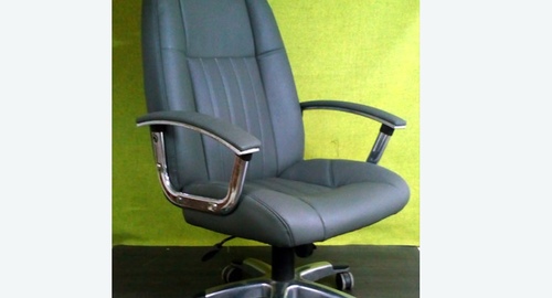 Перетяжка офисного кресла кожей. Калининск